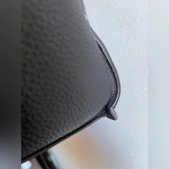 GUC: A beautiful black leather DKNY tote - Picture 9 of 16